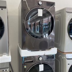 New LG WASHER AND DRYER STACKABLE 