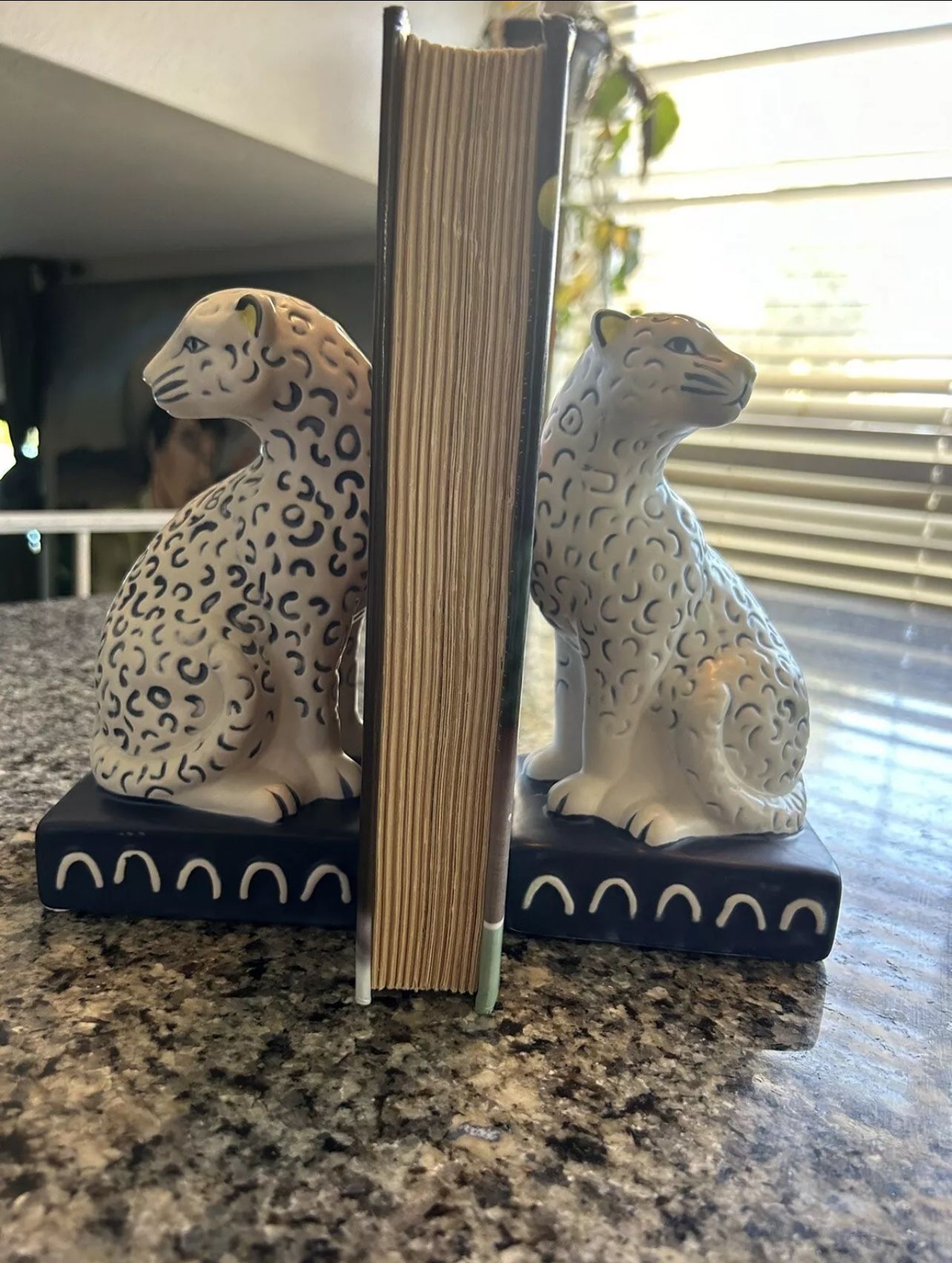 Exquisite Pair bookends blue white ceramic leopards Figurine Decor Cats Safari