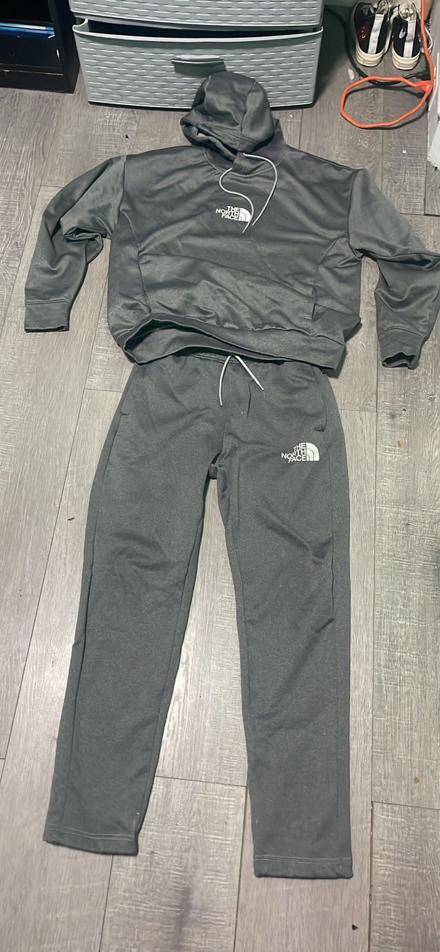 North face (PRICE NEGOTIABLE)(HOODIE) (SWEATPANTS) size S