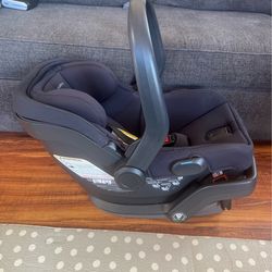 Uppababy mesa v2 car seat black