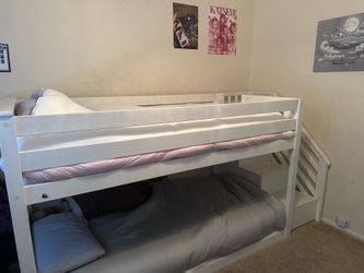 KEAN low bunk bed with wide stairs