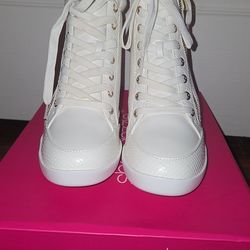 White sneakers size 7