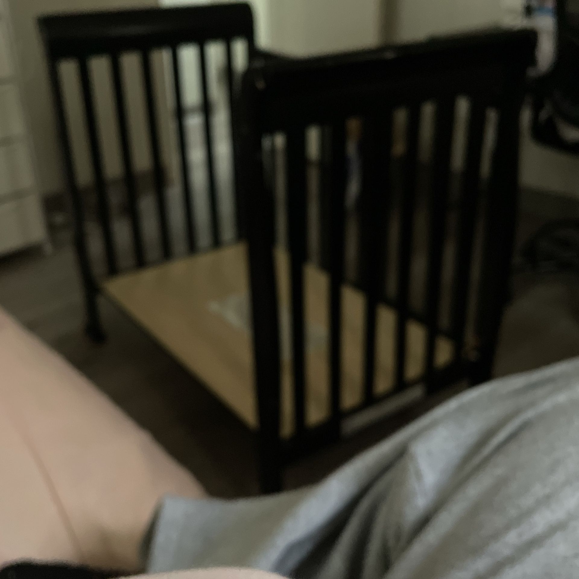 Crib ( Turns Into Toddler Bed)
