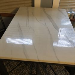 Bistró Table And 2 Chairs 100$