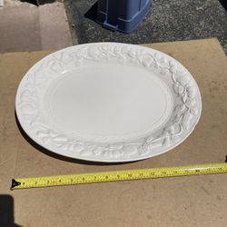 Beautiful Gibson Everyday Serving Platter -Holiday