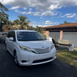 2015 White Toyota Sienna