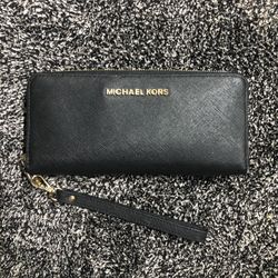 Michael Kors Black Wristlet Wallet zip Up Black gold 