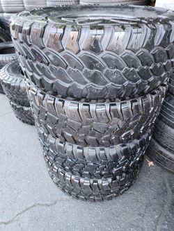 Selling (4] tires 37x12.50r17 Cooper (1) is different brand pro-comp xtreme