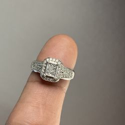10k White Gold Diamond Ring 