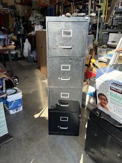 Filing cabinet - 4 Drawers/Locking