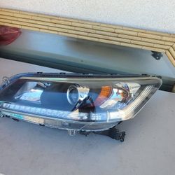2013 - 2015 HONDA ACCORD SEDAN LEFT HEADLIGHT DRIVER SIDE GENUINE USED OEM.  A3