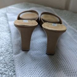 Marilyn Monroe type shoes Nordstrom Nickels Classy Beige Wedge Slides Size 8 Woman's shoes
Worn twice