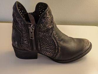 Circle G size 9 women's ankle boot