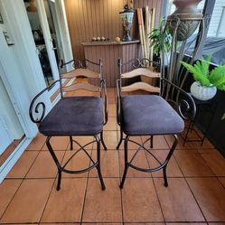 Set of 2 tall iron bar stools. Limon Bryson model by Powell Furniture, featuring a powder-coated bronze finish and a swivel padded seat. / 33182