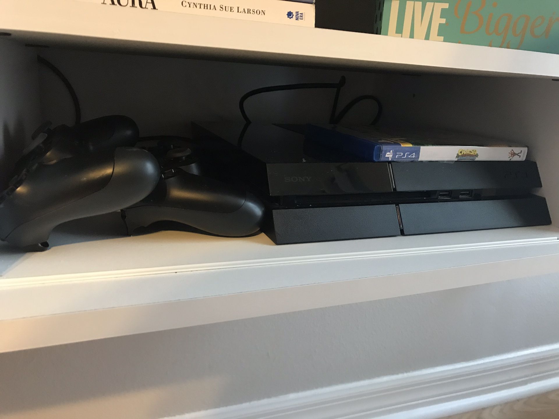 Ps4 + 2 remotes + Crash Game