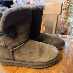 Women’s grey Bailey button uggs size 5 recently dry cleaned