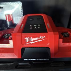 Milwaukee Dual Súper Charger  New 