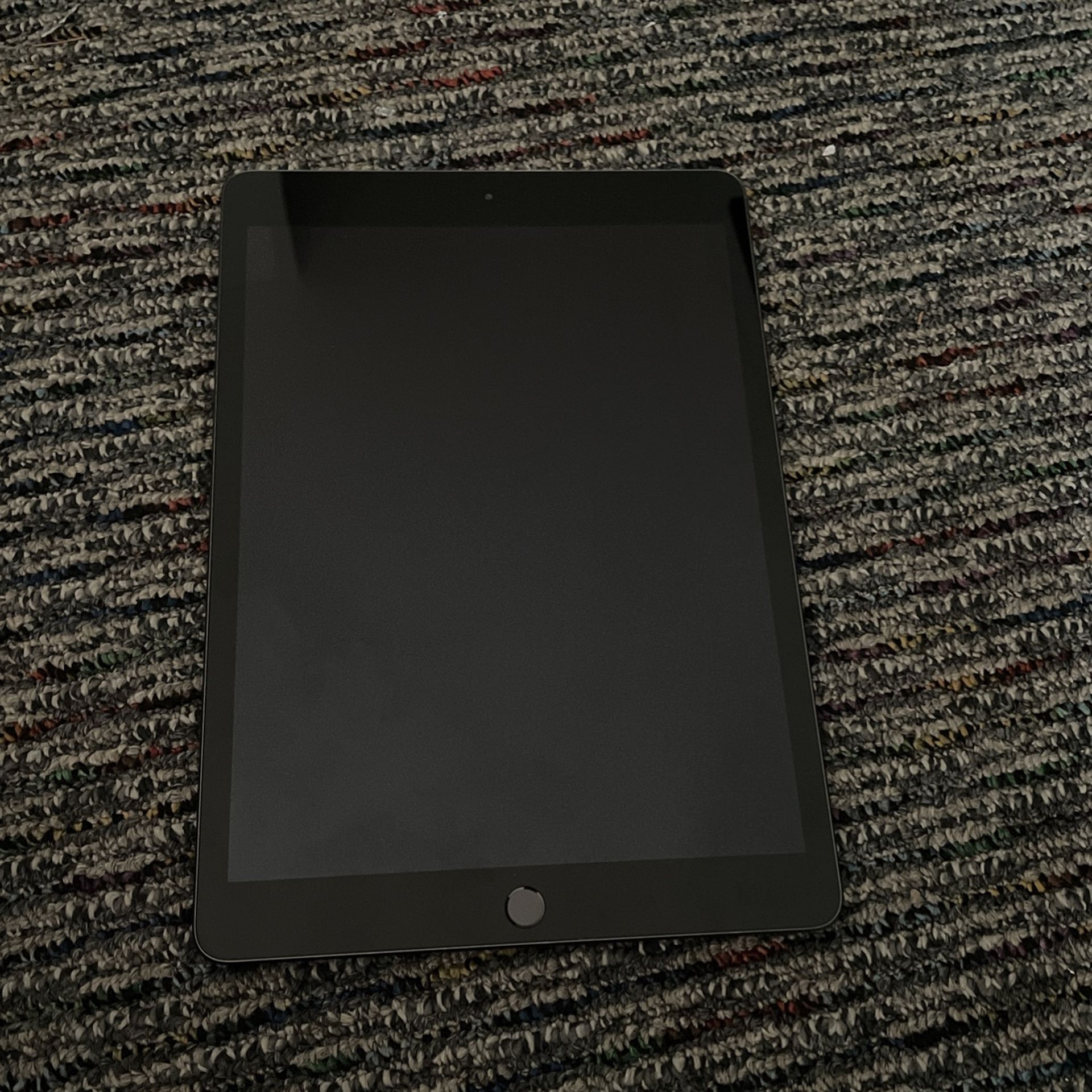 Apple iPad (128gb) 7th Gen + APPLE CARE