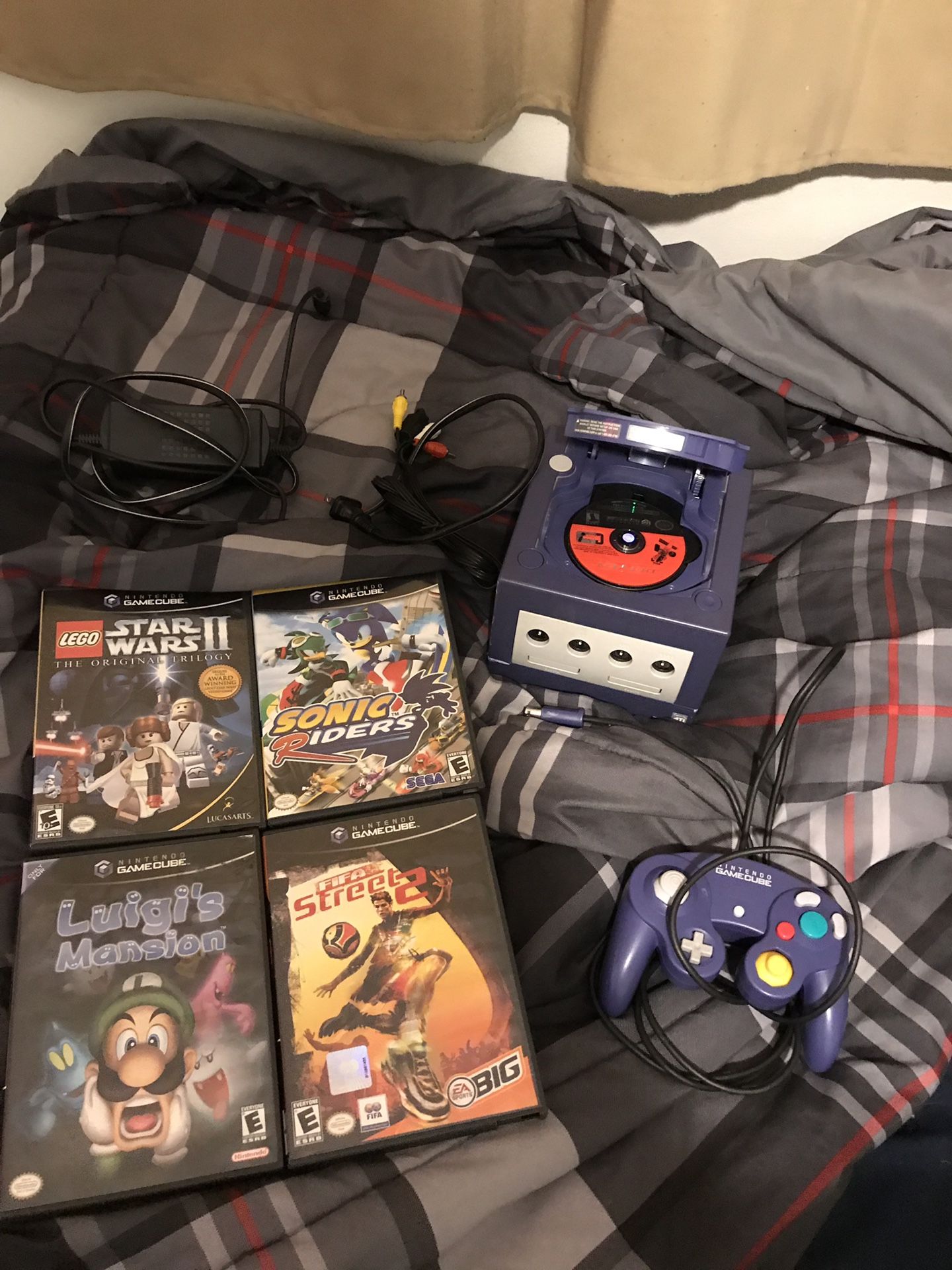 Nintendo gamecube with original controller, luigi's mansion, sonic riders , star wars, fifa street 2 and driver with orinal cases