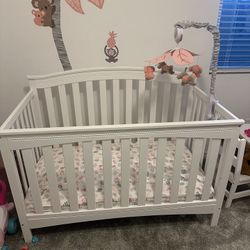 White Baby Crib That Also Turns Into A Toddle Bed