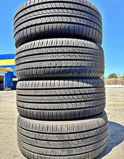 285/45/22 pirelli 📍📍 Selling a set of 4 tires with 80% tread life remaining 📍🌟
