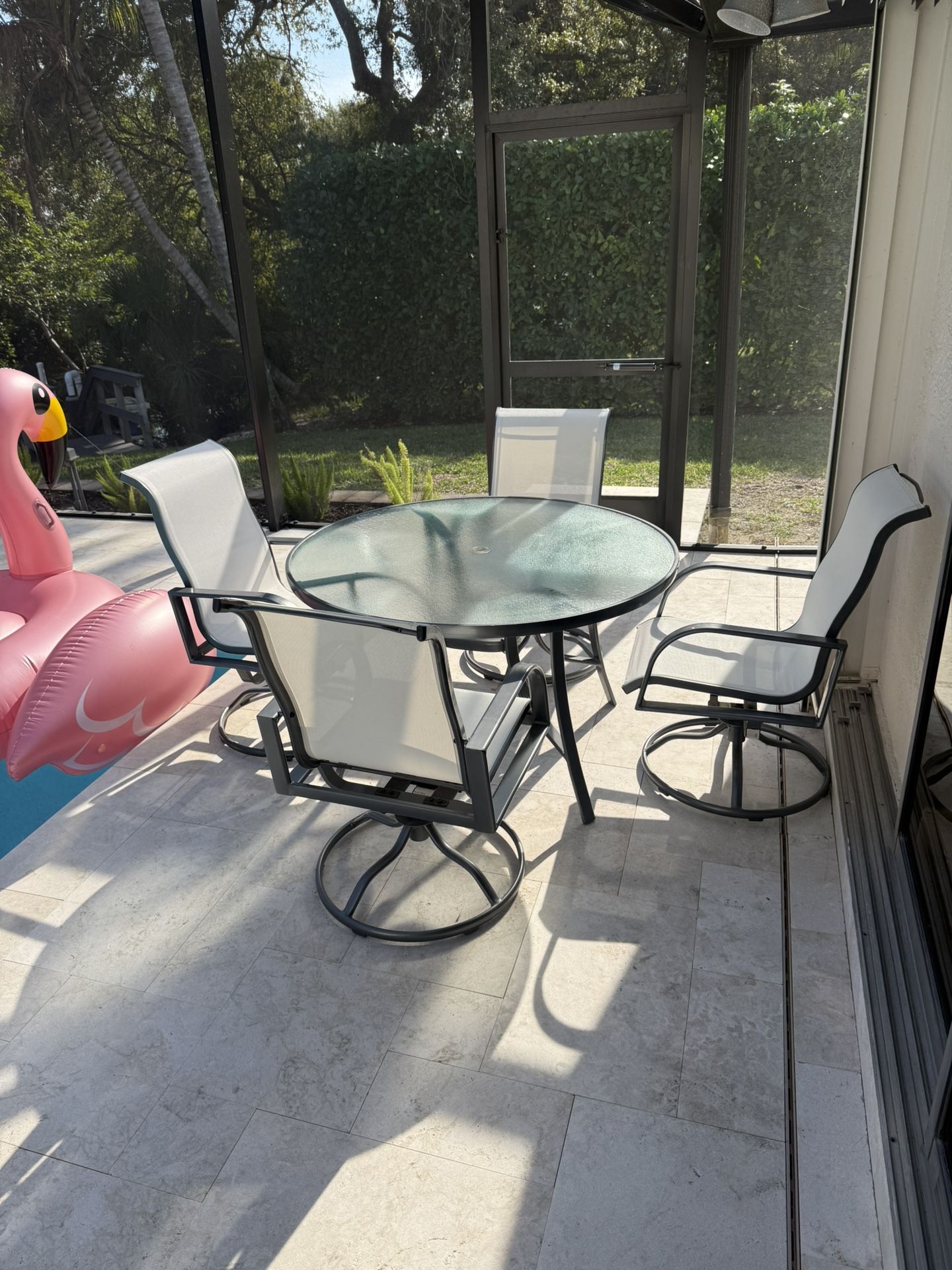Outdoor Patio Set With 4 White Swivel Chairs