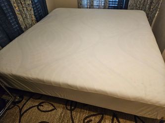 Cama KING sise con protector, buena calidad