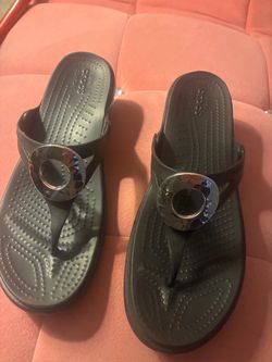 Women’s size 9 croc sandals new $15