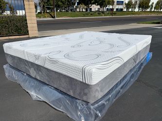 Queen organic cool gel memory foam mattress!!