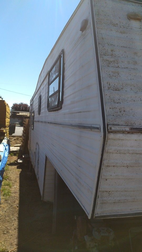 33 Foot Omega 5th Wheel