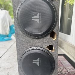 JL Audio en una rejilla de malla de acero, probablemente para un subwoofer. 