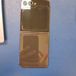 Z Flip 5 ****UNLOCKED*** Screen Protector On Both Screen Is Not Cracked