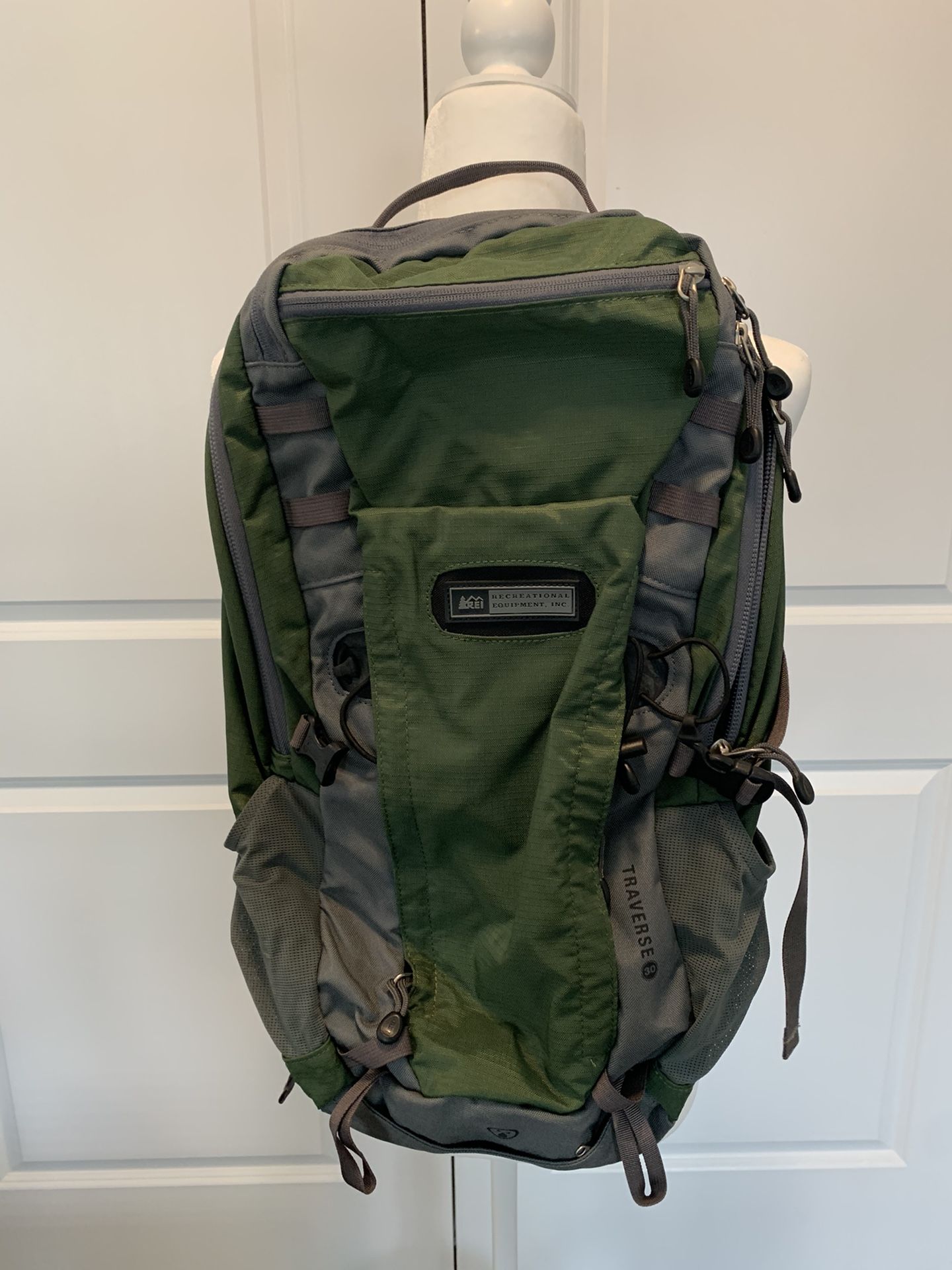 Brand new REI Traverse 30 Backpack Hiking Camping with hydration sleeve