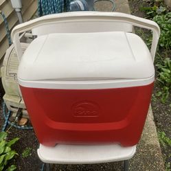 Chest Cooler, Igloo 28.0 qt. Cap., 18" L, Body Color: Red normal wear