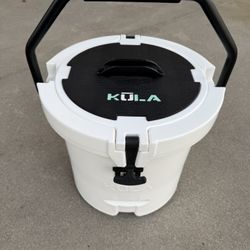 Kula 5 gallon White cooler bucket in excellent condition.