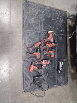 SNAP ON 7 Tools 5 Battery's With Charger And Snap On Mat