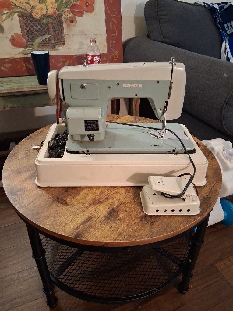 White Brand Ol School Sewing Machine With Foot Pedal & Carrying Case