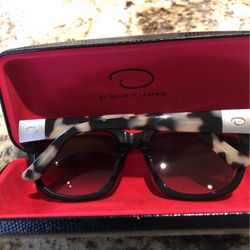 Oscar De La Renta Sunglasses In A https://offerup.com/redirect/?o=Q2FzZS5OZXc=