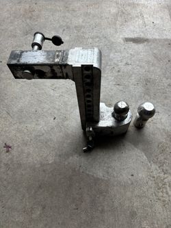 Truck Hitch (GREAT FOR LIFTED TRUCKS!)