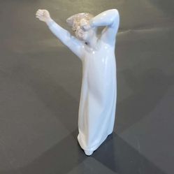 LLADRO Porcelain Figurine #4870 AWAKENING YAWNING BOY Children In Night 
Shirt. Made in Spain. Pre-owned, perfect shape. No chips or cracks. 