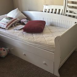 Day Bed With Trundle 