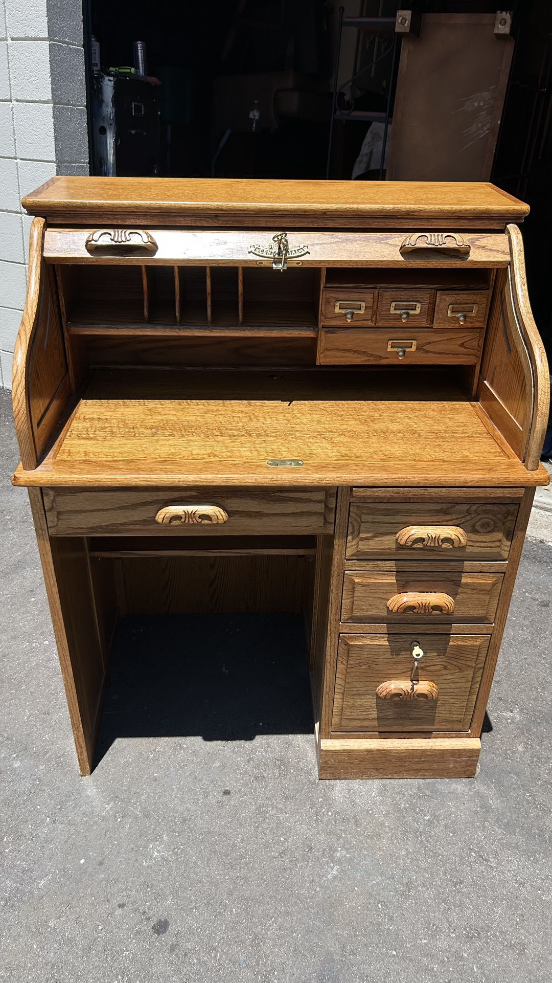 Amish Vintage Student Roll Top Desk with lock&key,oak veneer L36”*D23”*H46”(address in description) 👇delivery 🚚 available within 15 miles with extra
