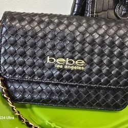 BEBE. BLACK LETHER SHOULDER PURSE 