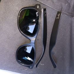 Ray-Bans missing screw not broken