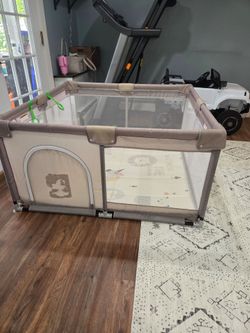 Baby playpen with mat