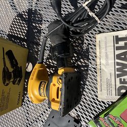 DeWalt 1/4 Sheet Palm Grip Sander D26441 - Used, Runs Great w/ Box & Extras