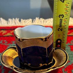 TAZA ANTIGUA DE PORCELANA FILETEADA EN DORADO