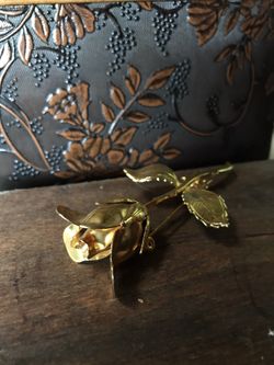 Vintage Gold Rose Cloth Pin