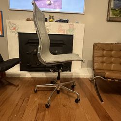 Eames Aluminum Management Chair By Herman Miller