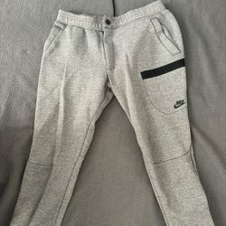 Nike Tech Joggers – Men’s – Light Gray